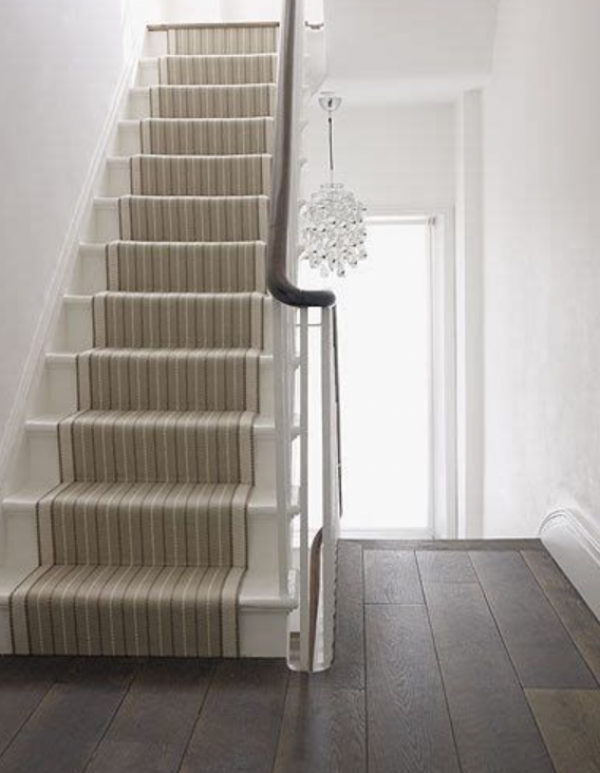 Tangga putih dengan langkah-langkah berlapis karpet